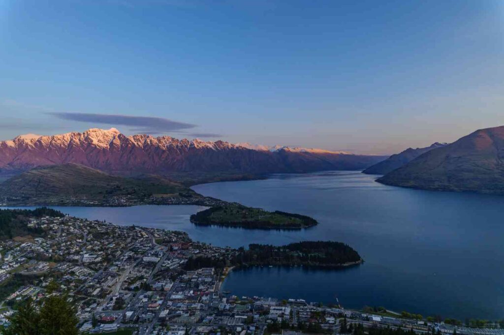 Découvrez Queenstown, Nouvelle-Zélande : une ville féerique et destination de rêves 🏡💭