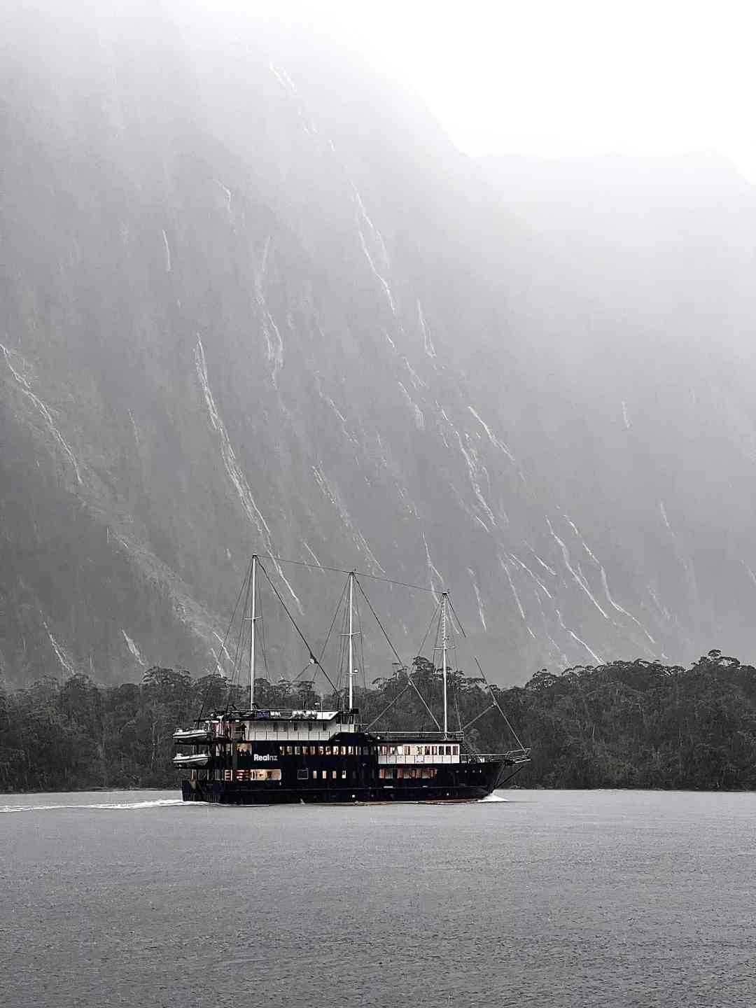 Explore Queenstown's Stunning Fjords on a Rainy Day Adventure伞