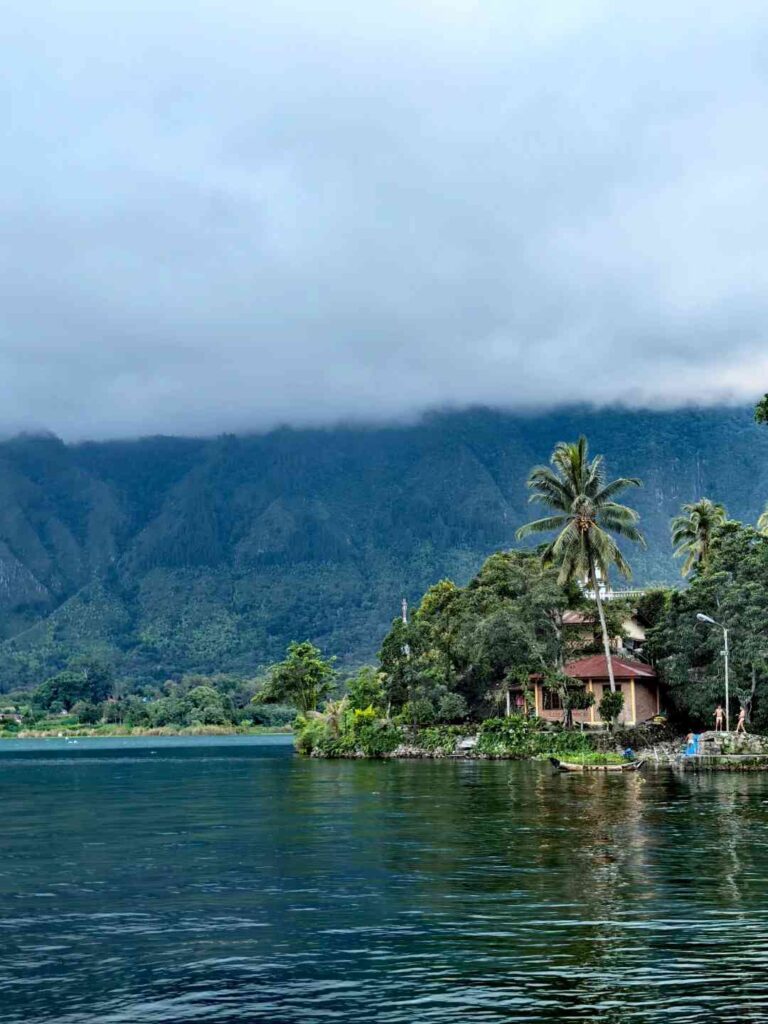 トバ湖のサモシル島周辺の景勝地サイクリングルートを探索しましょう