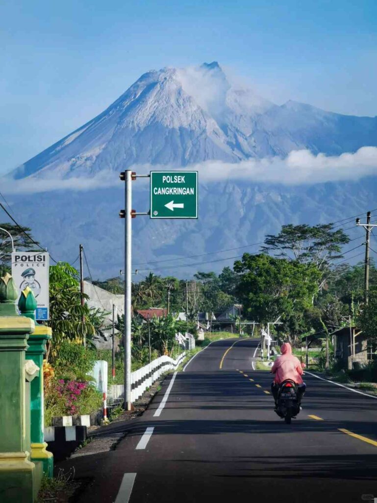 インドネシアの壮大な火山を探検する：息をのむような景色とともに行う安全で簡単な日帰り旅行