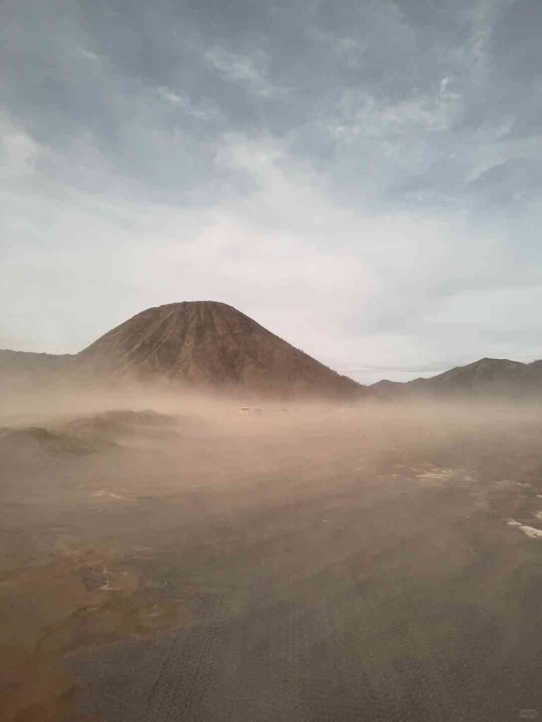 ブロモ火山の麓で終末的な美しさを探検 🌋