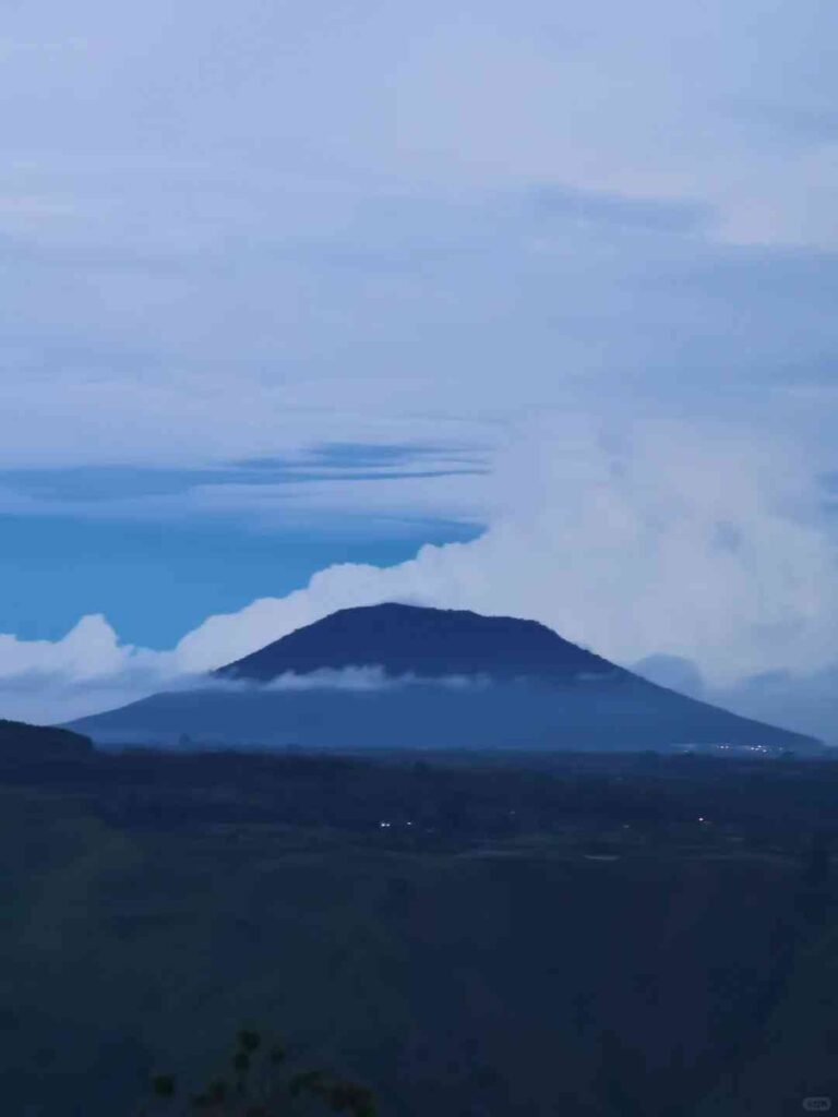 トバ湖の息をのむような美しさを探検：究極の旅行ガイド 🇮🇩