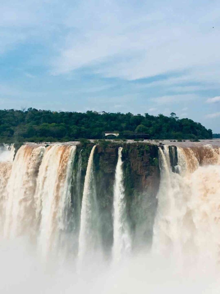 Entdecke den Teufelsrachen am Iguaçu-Wasserfall: Ein Muss, bevor er verschwindet 🌪️