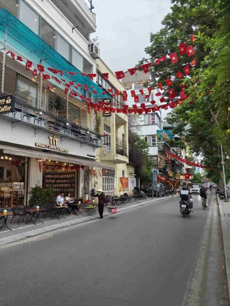 Erkunden Sie die charmanten Straßen von Hanoi und die gemütlichen Cafés, die...