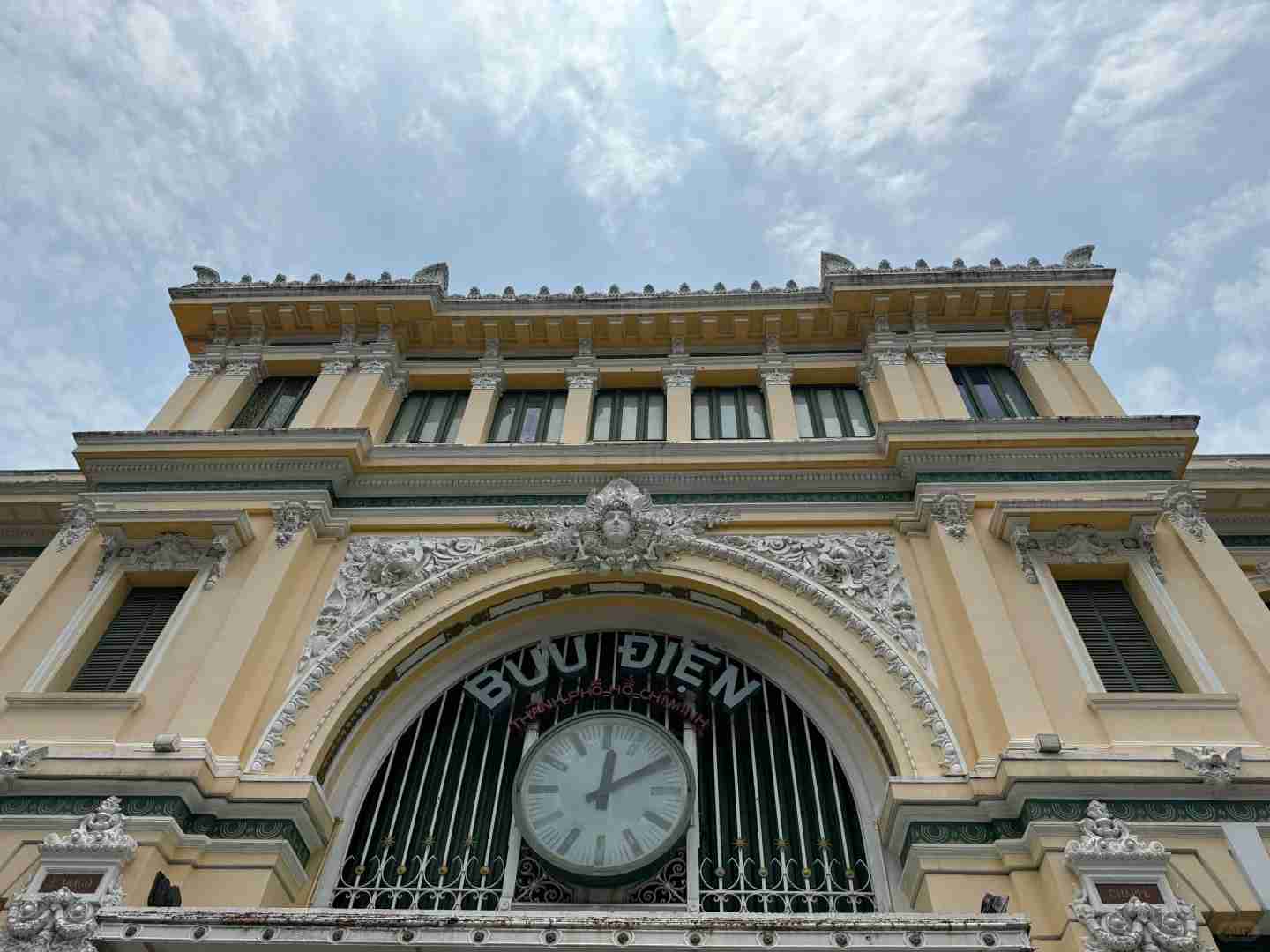 استكشاف مدينة هو تشي منه: مغامرات الطعام والجولات السياحية ليوم 2 في فيتنام 🇻🇳