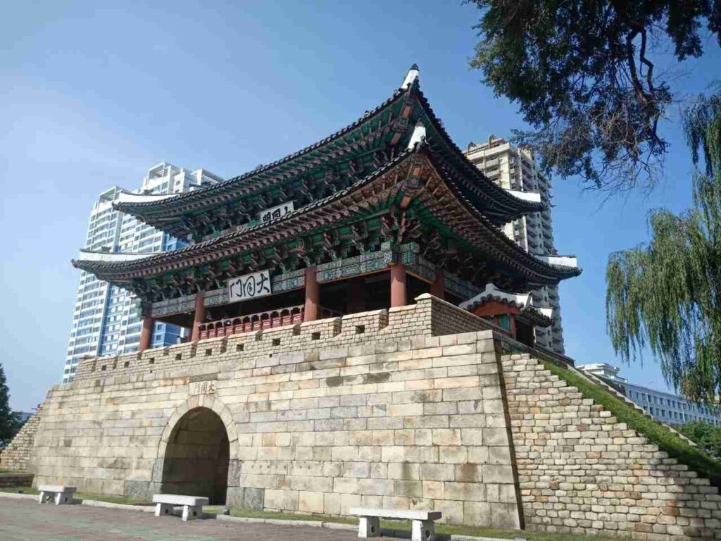 Erkundung des nordkoreanischen Daedong-Tors: Geschichte, Architektur und Reiseführer