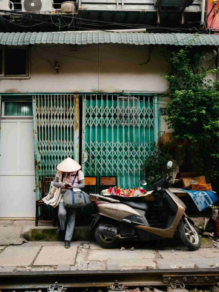 Exploring Vietnam’s Streets with a Borrowed Fuji Camera: A Photographer’s Journey 📷