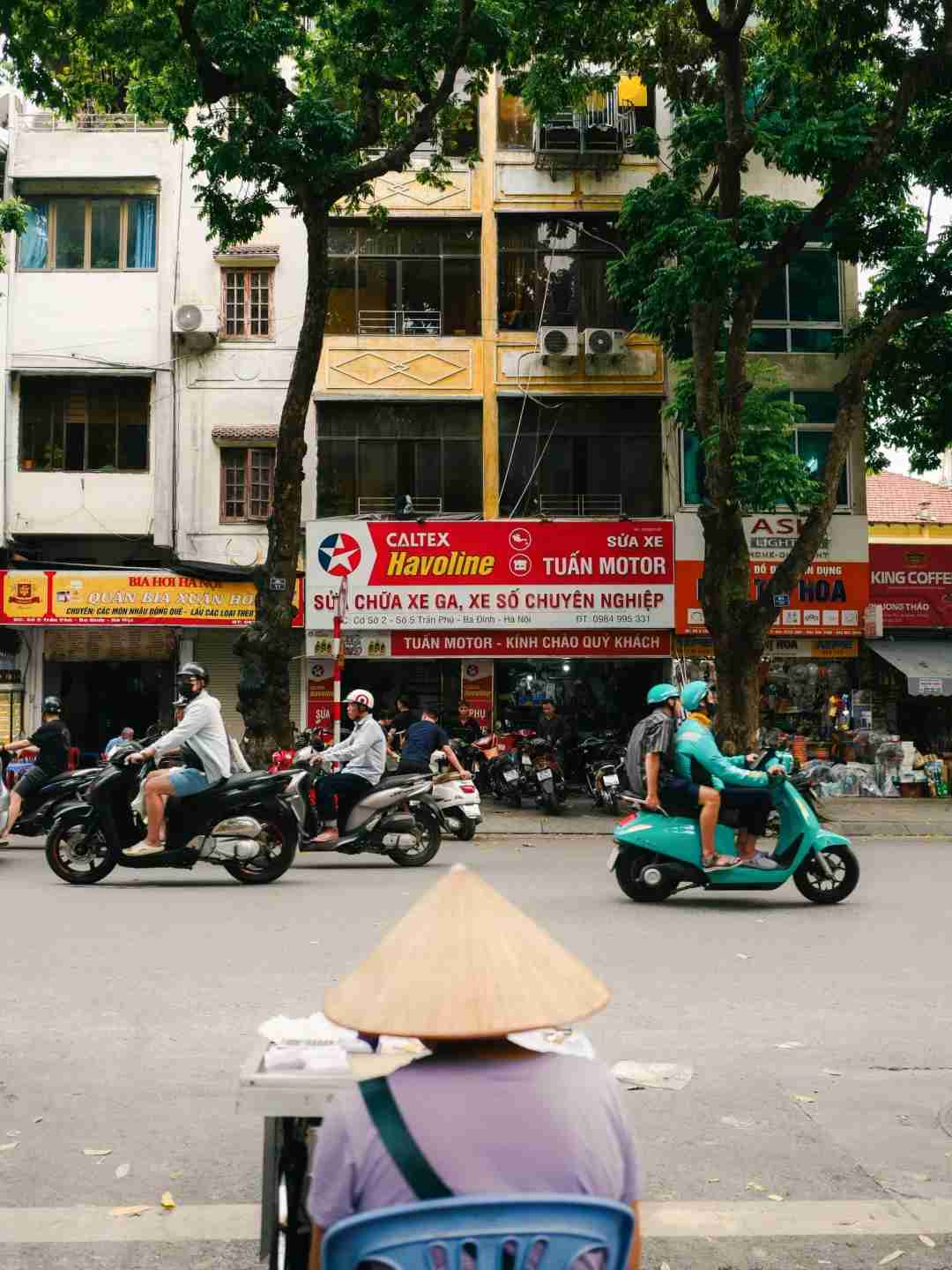 Explorando as Ruas do Vietnã com uma Câmera Fuji Emprestada: Uma Jornada de um Fotógrafo 📷