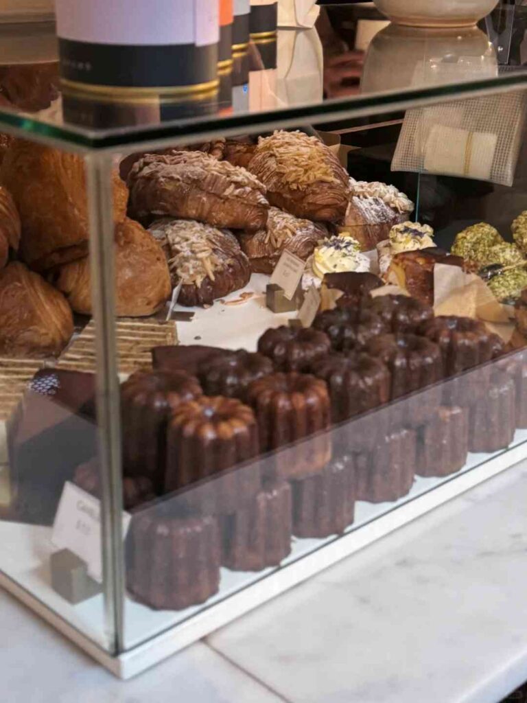 ついにパトリシアの有名なクロワッサンとコーヒーを試すことができた 🥐☕️
