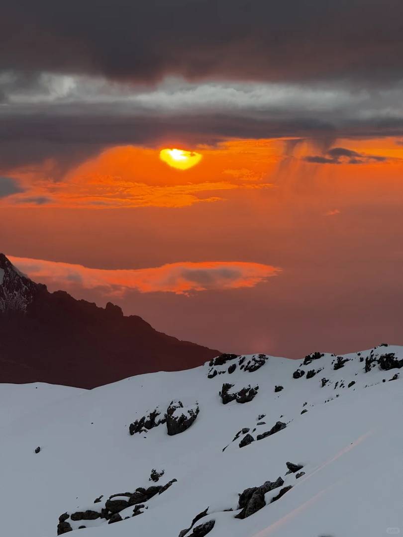 First Chinese to Summit Kilimanjaro in Year of the Snake: An Inspiring Mountaineering Journey