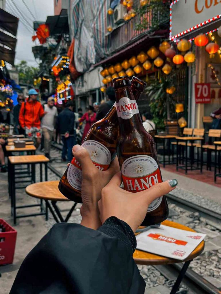 Кафе Hanoi Railway: Исследуя гуманистические истории в быстро индустриализирующемся городе