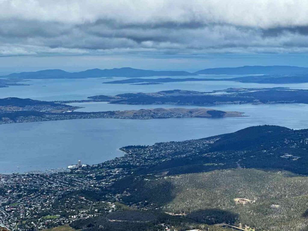Aventura de Caminhada: Explore as vistas deslumbrantes e trilhas do Monte Wellington.