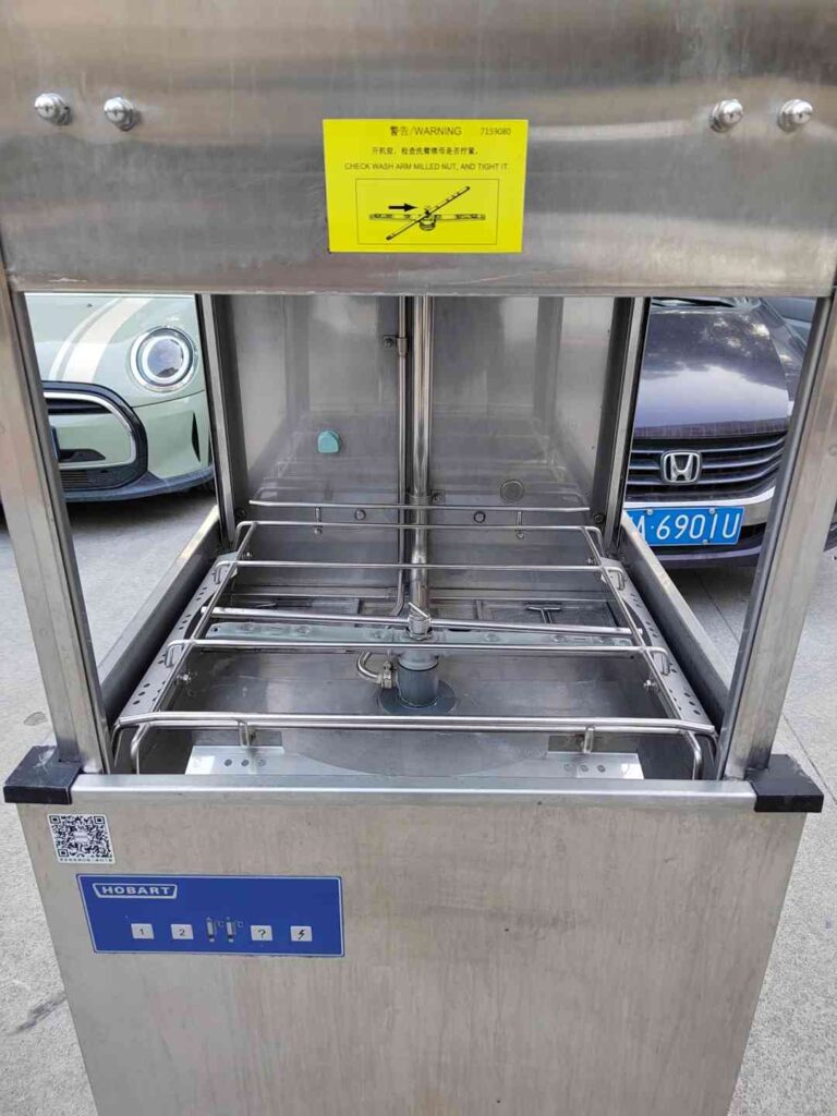 効率的な厨房清掃に最適なホバート社製AM60k業務用フードタイプ食器洗い機