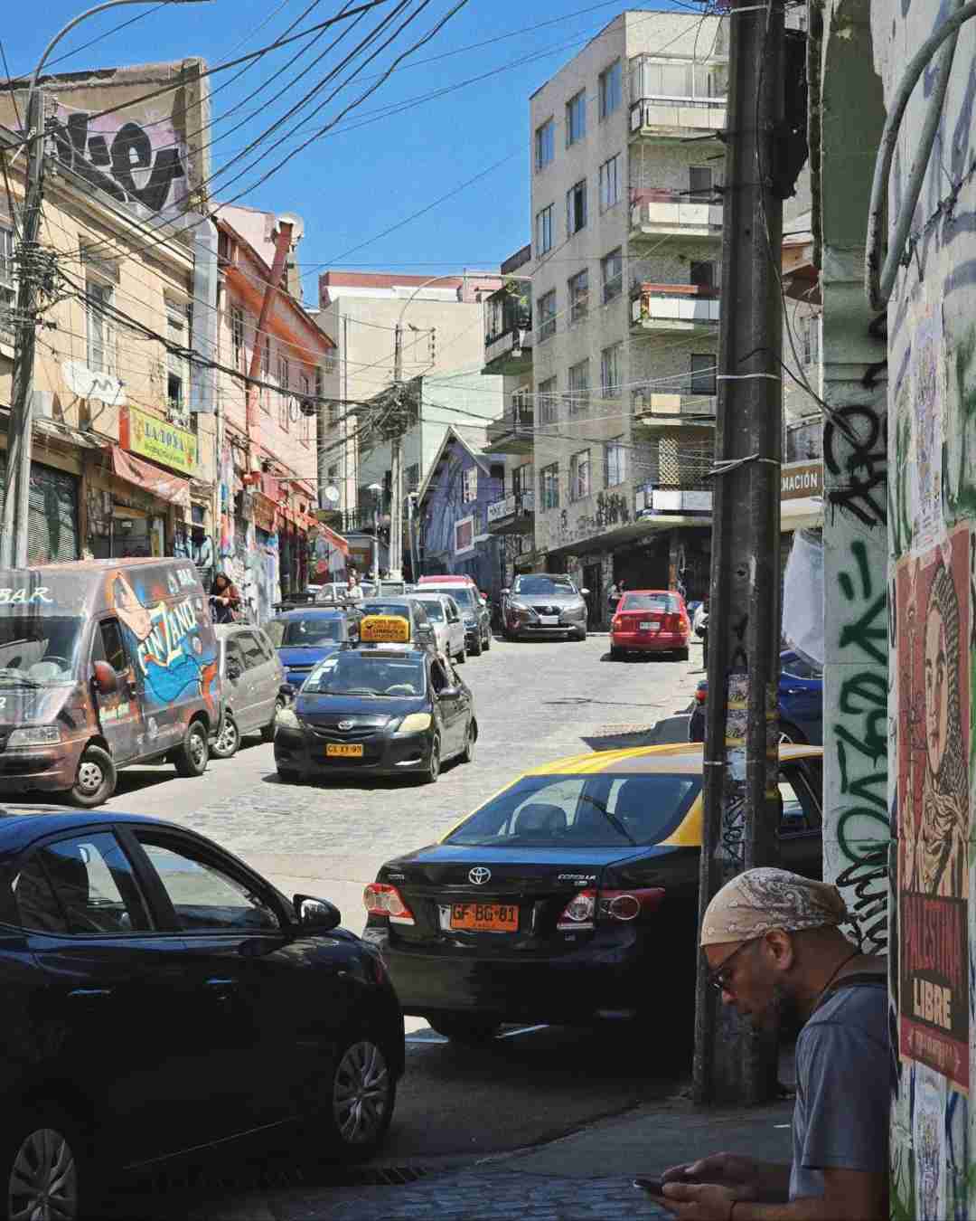 How to Explore Valparaiso's Graffiti in a Day on a Budget