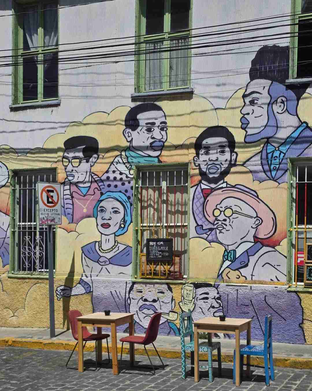 How to Explore Valparaiso's Graffiti in a Day on a Budget