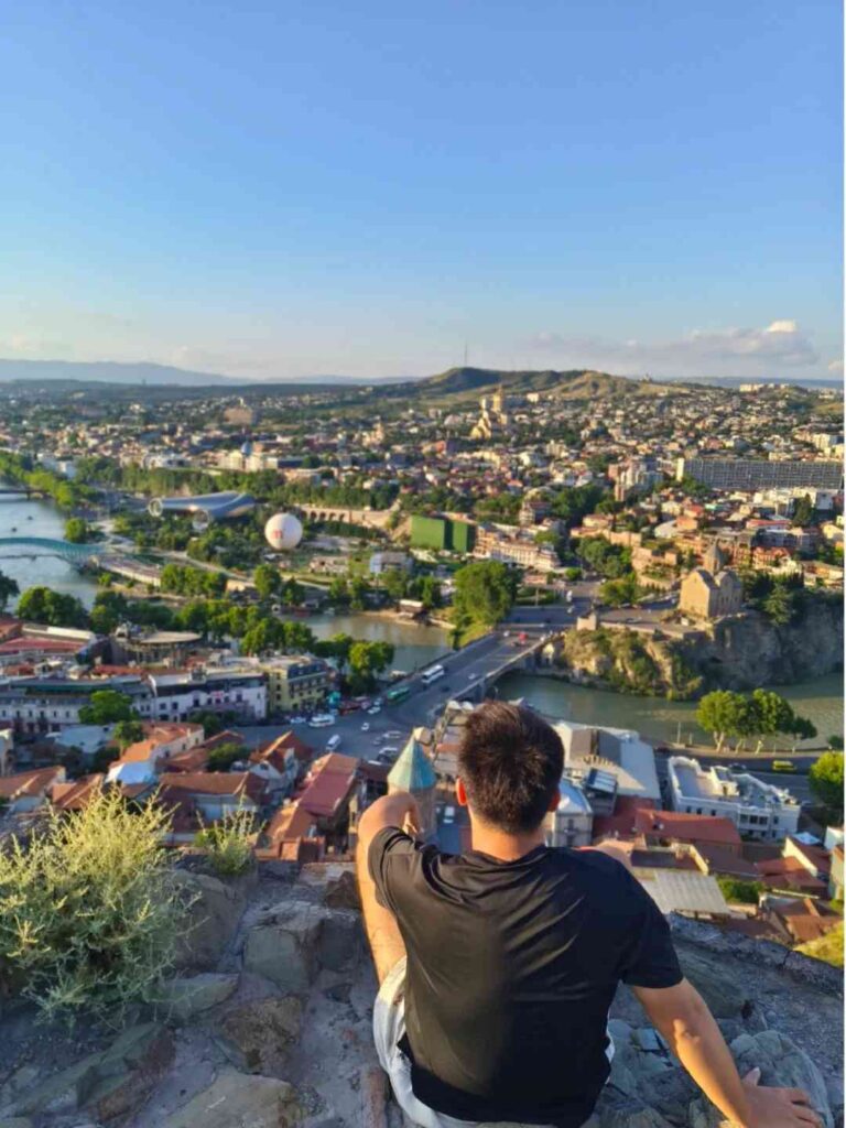 Wie man die beste 26-tägige Reise nach Georgien inklusive Selbstfahrten für den Sommer plant