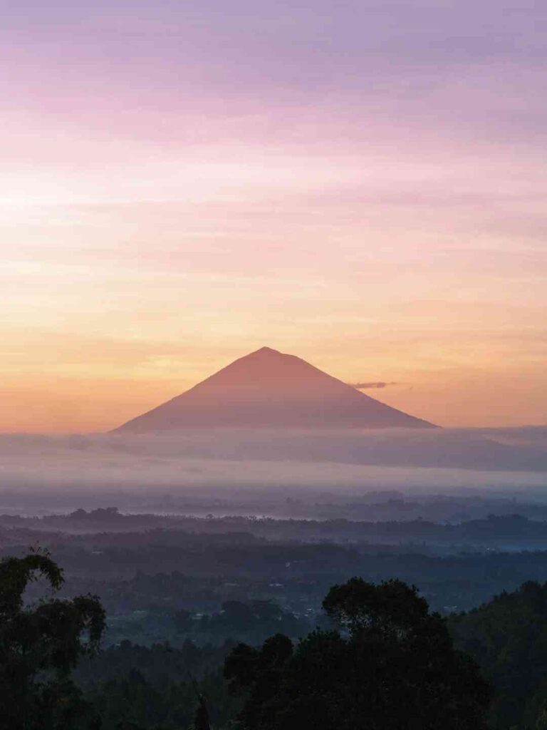 Indonesien Reiseführer 2023: Entdecke die Trauminseln & kulturellen Wunder 🇲🇨