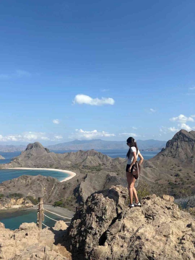 Experiência de Viagem em Komodo: Como Ser Transportado para um Filme Científico-Ficcção Futurista 🪐
