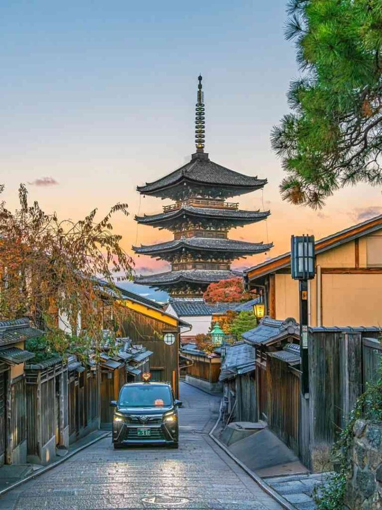 Guia de Viagem para Kyoto: Explorando a Elegância Antiga e Cumprindo uma Promessa de 1000 Anos no Japão
