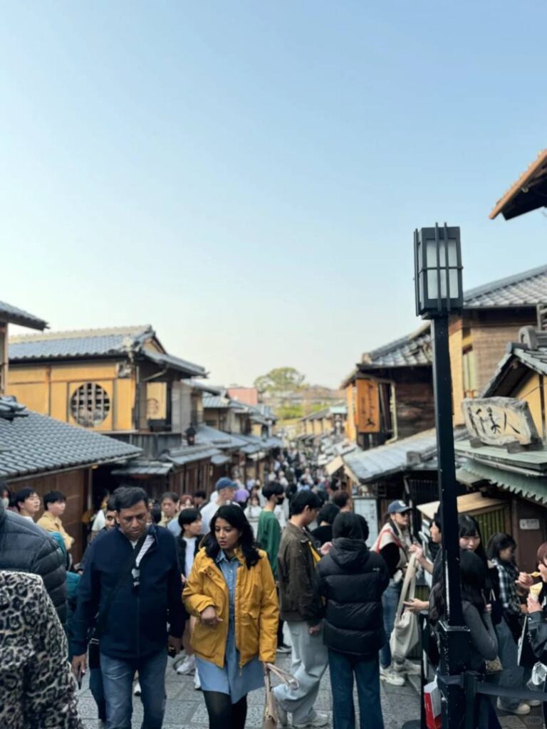 Kirschblüten-Massen in Kyoto in Kiyomizu-dera: Warum es unmöglich war, den 26. März zu passieren