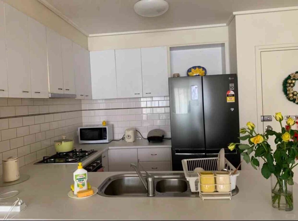 Luxury South Melbourne Apartment for Rent Near Beach and Shops