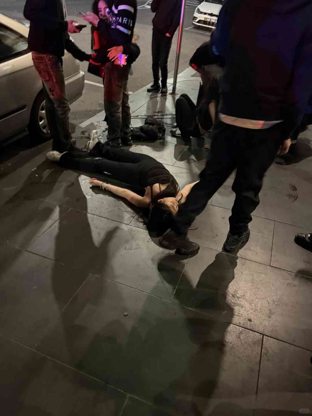 メルボルン新年の祝賀：人々が笑顔と喜びで街を埋め尽くす