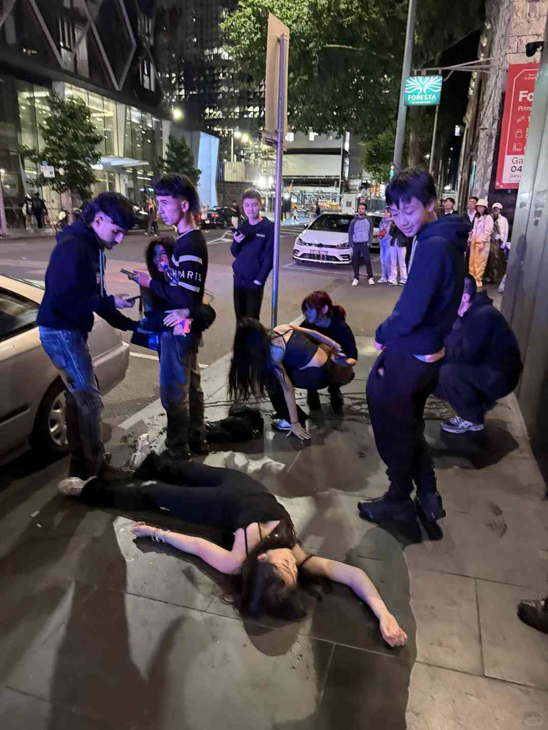 メルボルン新年の祝賀：人々が笑顔と喜びで街を埋め尽くす
