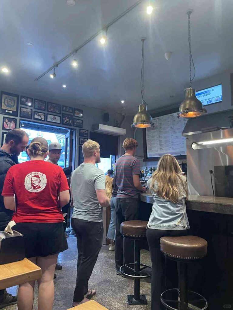 Не пропустите Fergburger в Квинстауне: лучший опыт бургеров 🍔