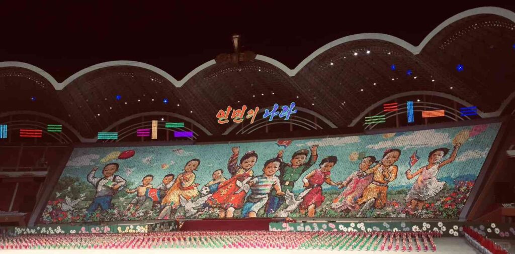 Nordkoreas riesiges menschliches Pixel-Display: Seltenes Spektakel der Militärparade enthüllt