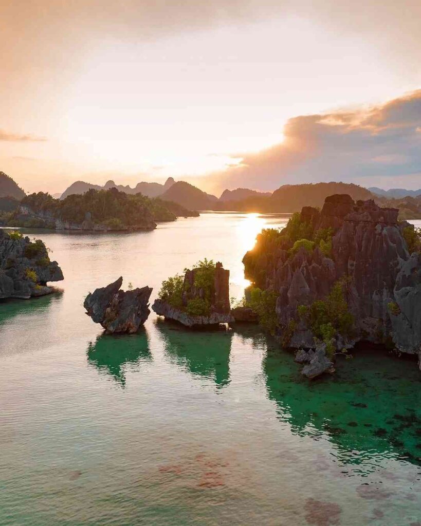 Raja Ampat 🇲🇨: Discover the Hidden Gem of Indonesia You’ll Instantly Adore!