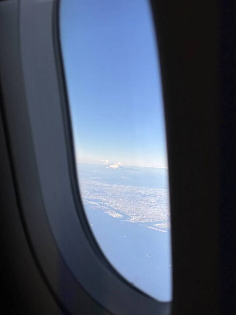 Vista aérea deslumbrante do Monte Fuji pela janela do seu avião | Guia de Viagem do Japão
