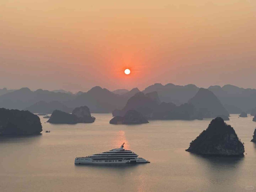 The Ultimate Guide to Experiencing Halong Bay, Vietnam Like a Local 🇻🇳