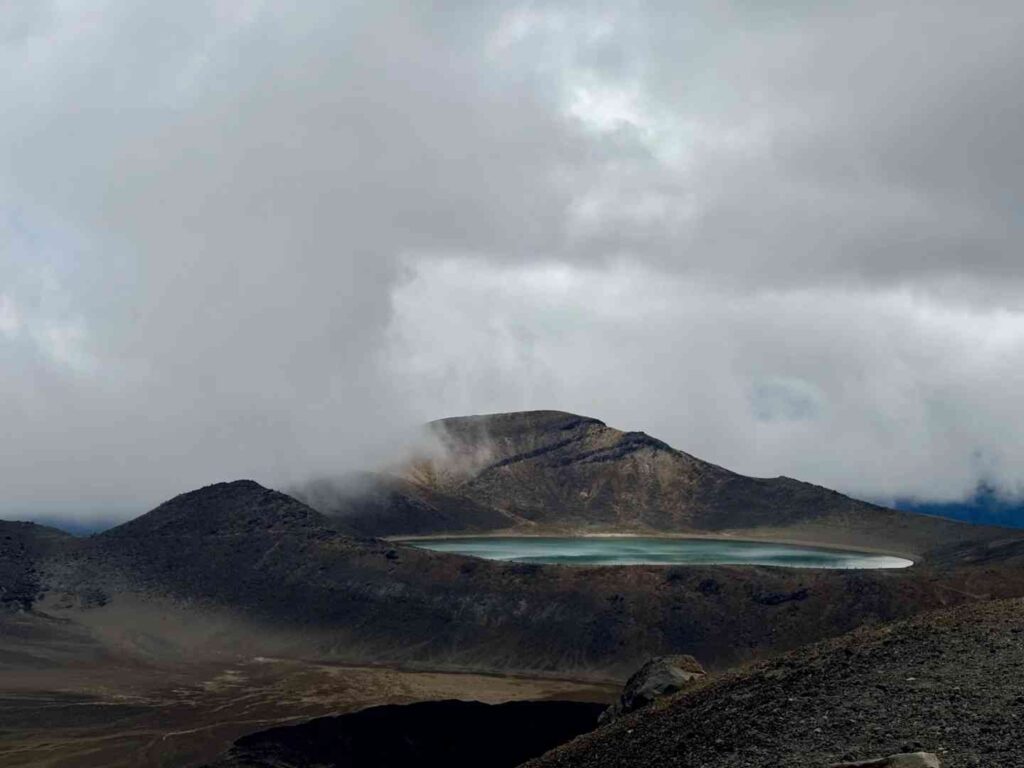 Guia definitivo para o percurso alpino de Tongariro nas trilhas cênicas da Nova Zelândia.