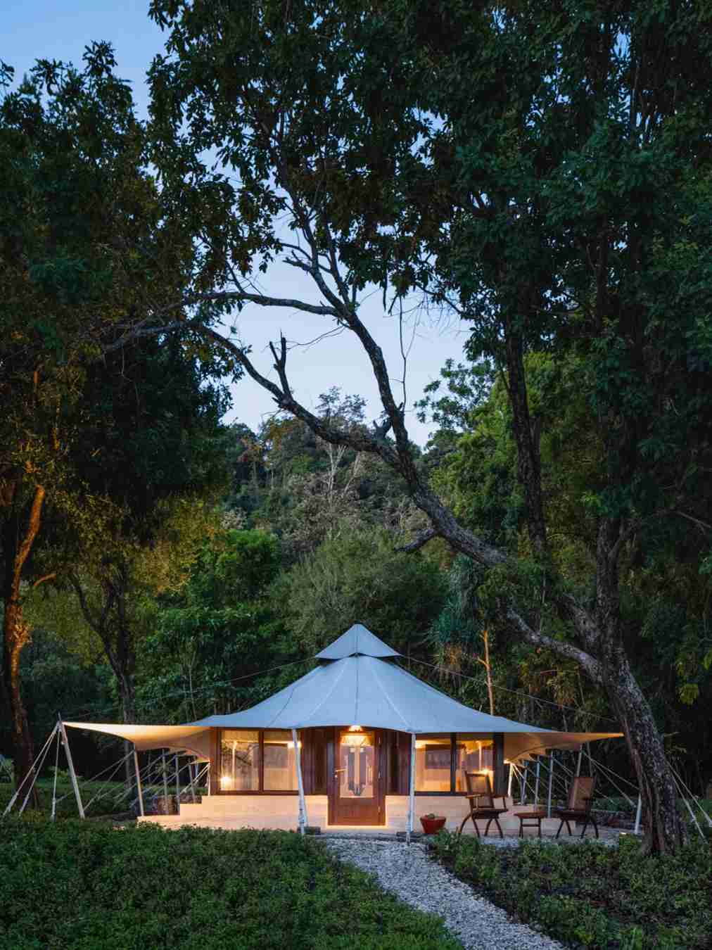 WUYU｜Amanwana, Indonésia: Descubra a Experiência Última de Acampamento na Selva de Luxo