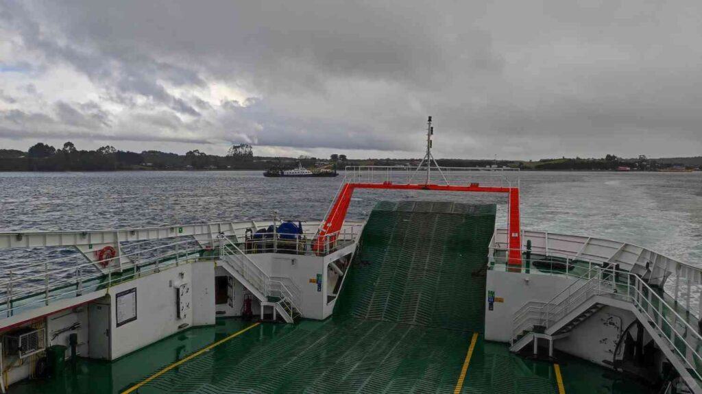 Quelle est la meilleure route pour un circuit autoguidé en ferry à Chiloé avec un budget limité ?