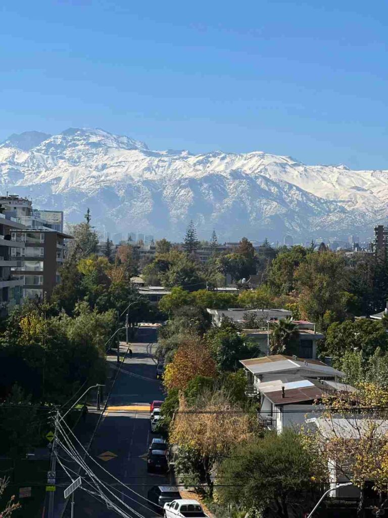 أين يمكن رؤية أجمل المناظر الثلجية في جبال الأنديز قرب سانتياغو هذا الشتاء؟