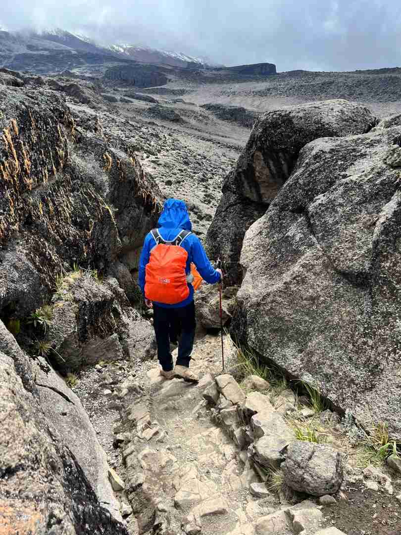 -Ano- Mulher Conquista o Kilimanjaro: Superando Mal de Altitude no Desafio do Terceiro Dia do Cume