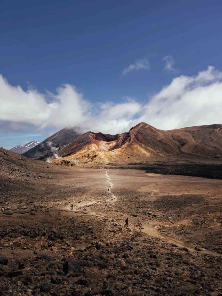 Экскурсия Tongariro Alpine Crossing: Исследуйте вулканические ландшафты и тропы.
