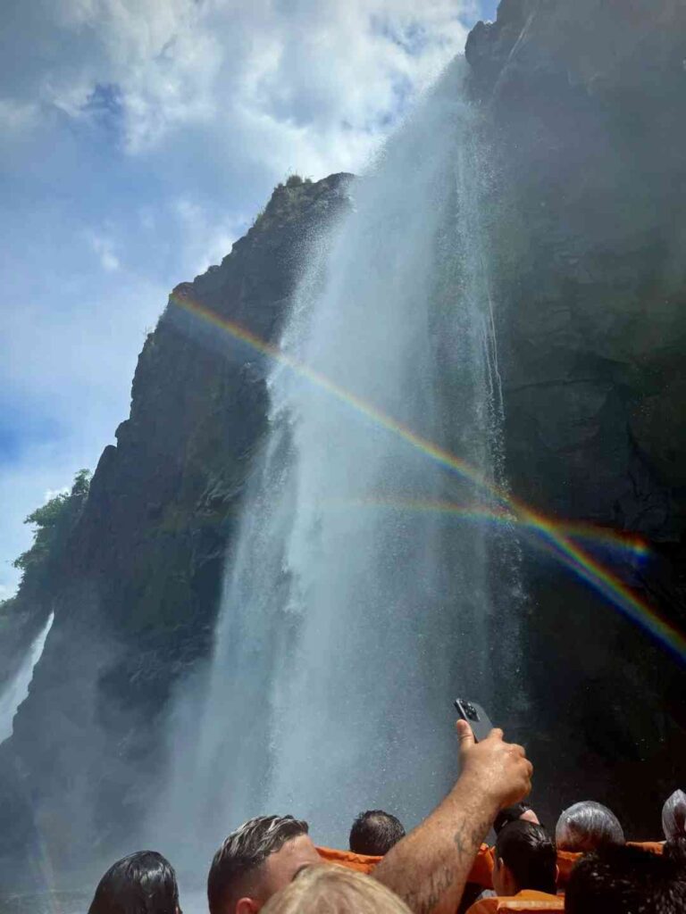 Фотография на iPhone 16 Pro Max с длинной выдержкой:captures the magic of водопадов Игуасу.