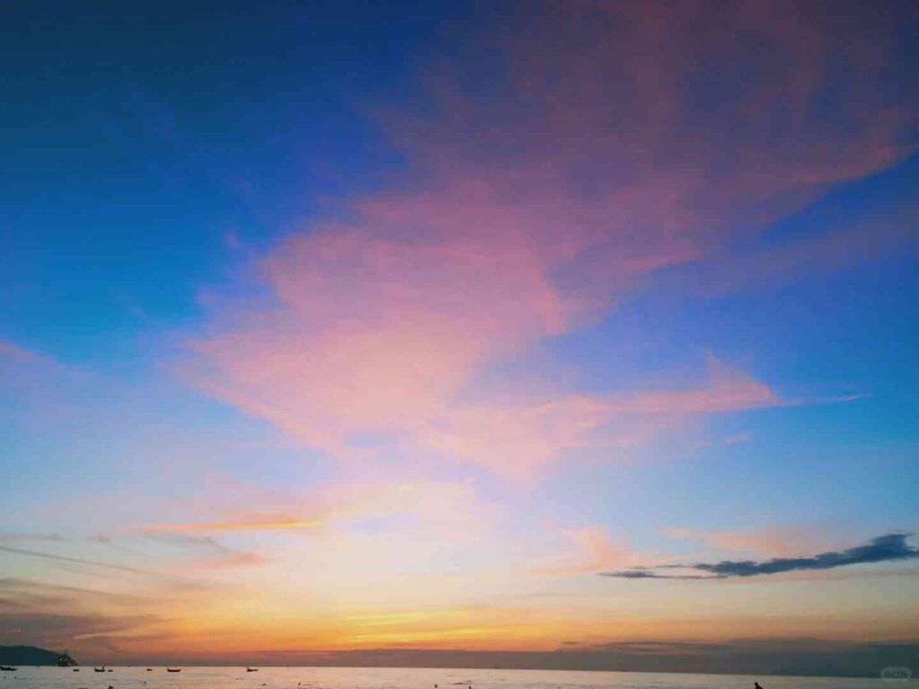 🌅 **ダナン 4:30 AM サンライズ：ピンクの空とエネルギッシュなオレンジを体験しよう**