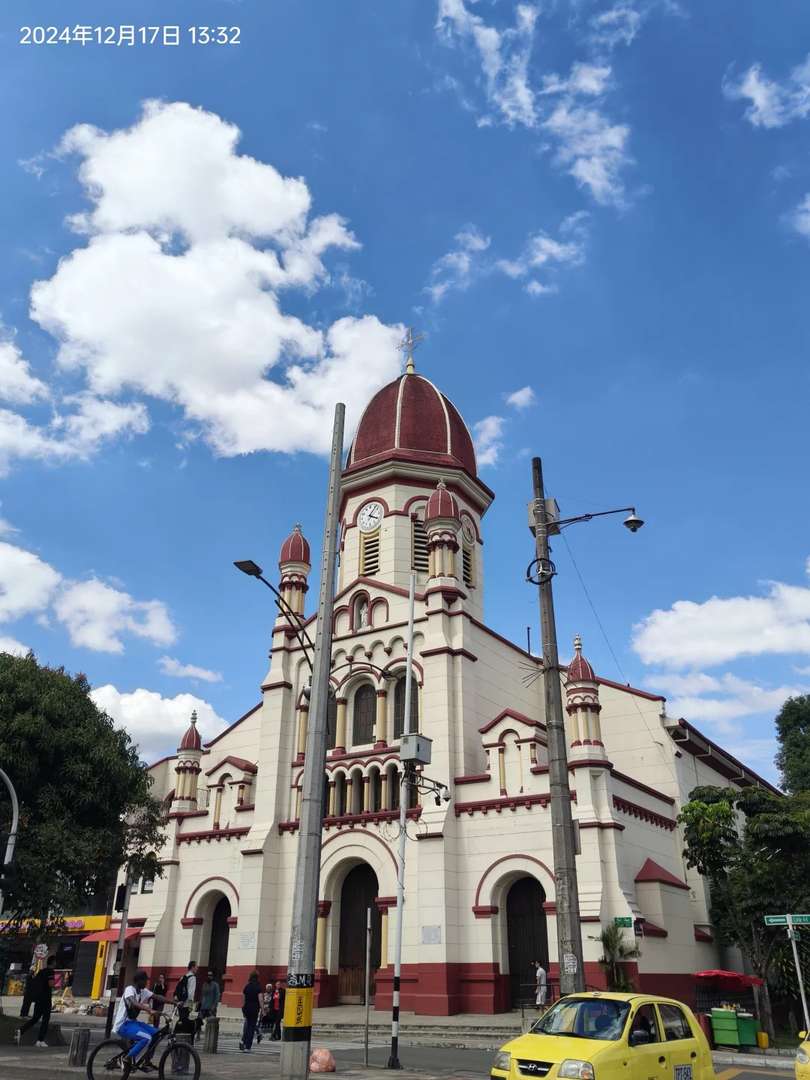Best Hiking Trails in Comuna 13 Medellin Colombia for Adventure