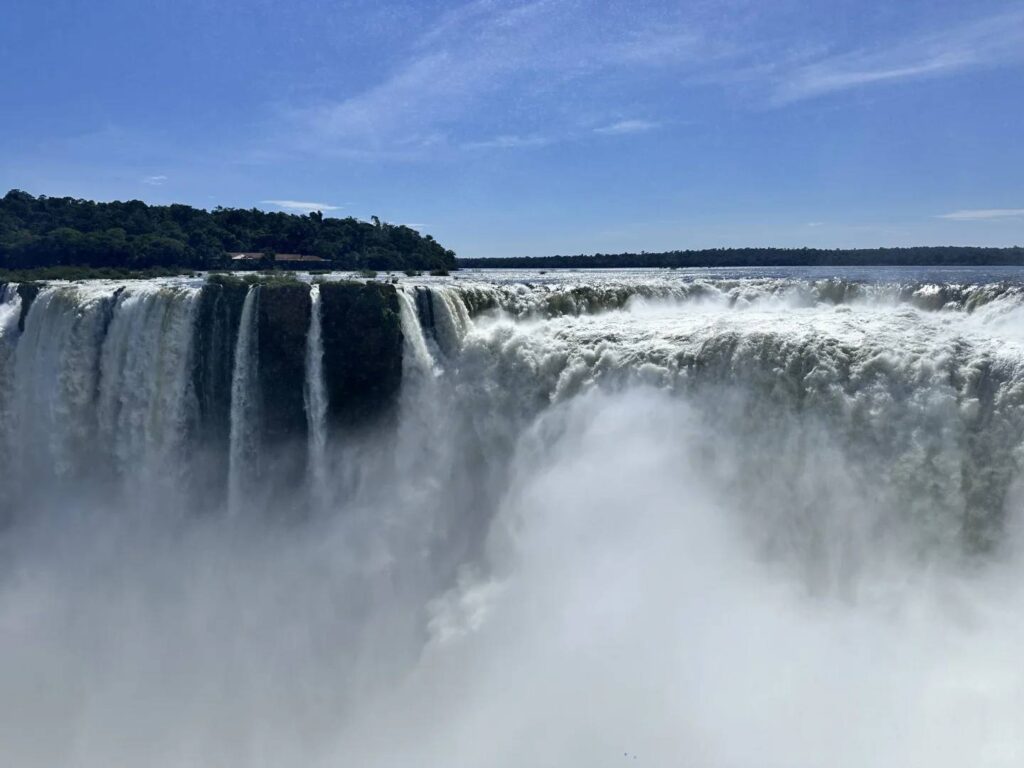 Aventure Solitaire Courageuse : Exploration des chutes d'Iguazu en Argentine