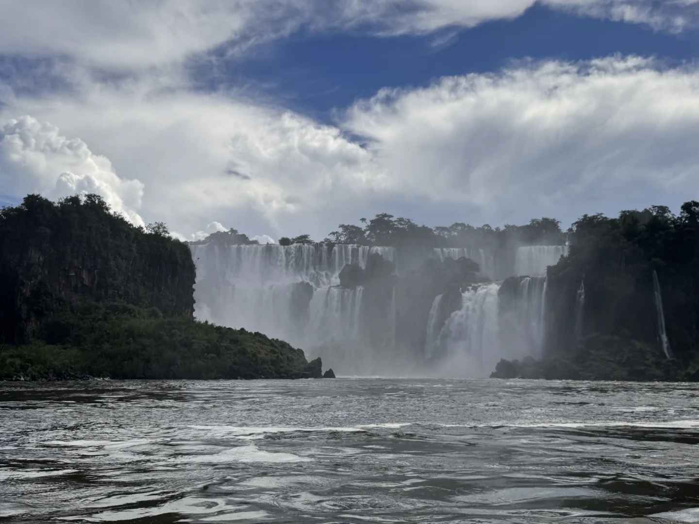 Aventure Solitaire Courageuse : Exploration des Chutes d'Iguazu en Argentine
