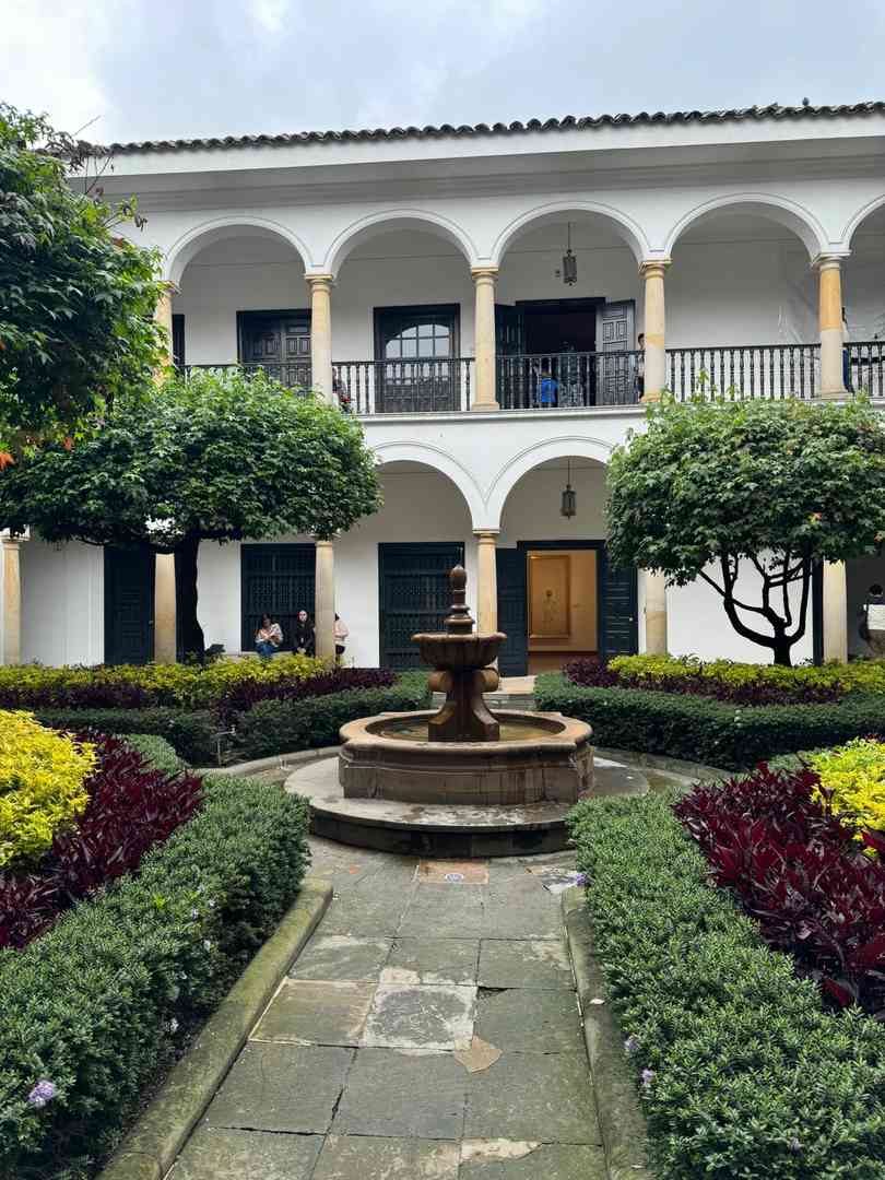 Discover the Chubby Mona Lisa in Bogotá: A Hidden Gem Unveiled 🤩