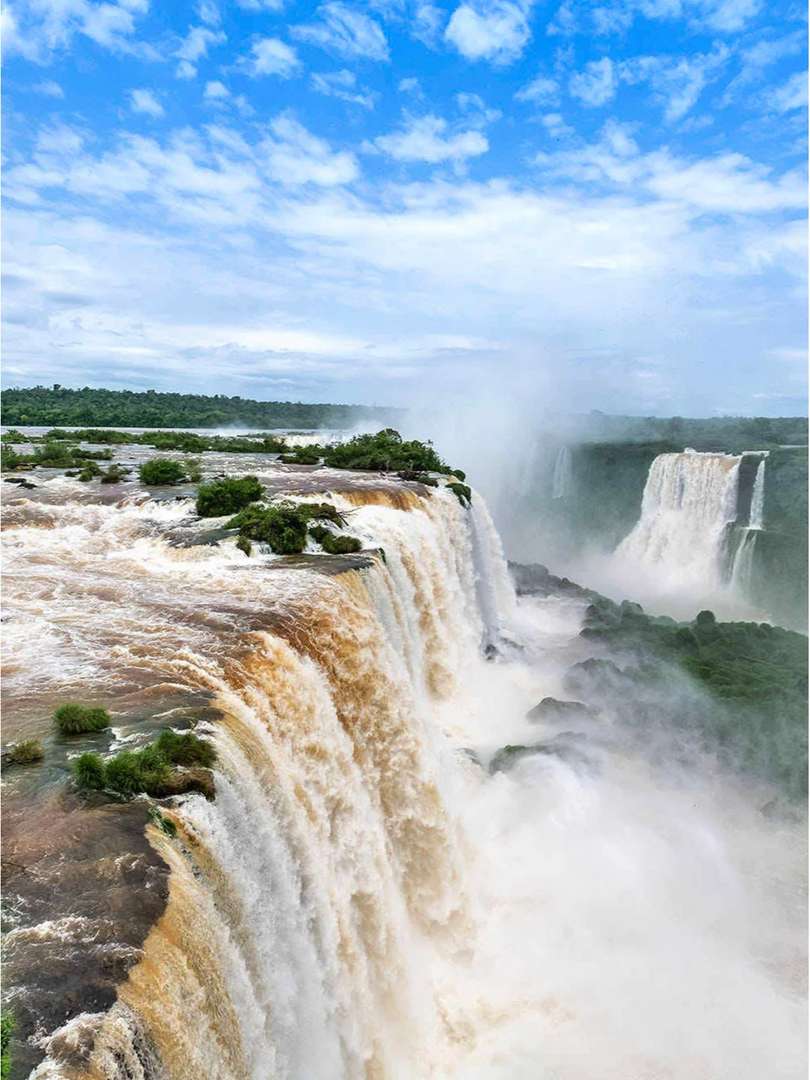 壮大なイグアスの滝を発見しよう:旅行者の楽園