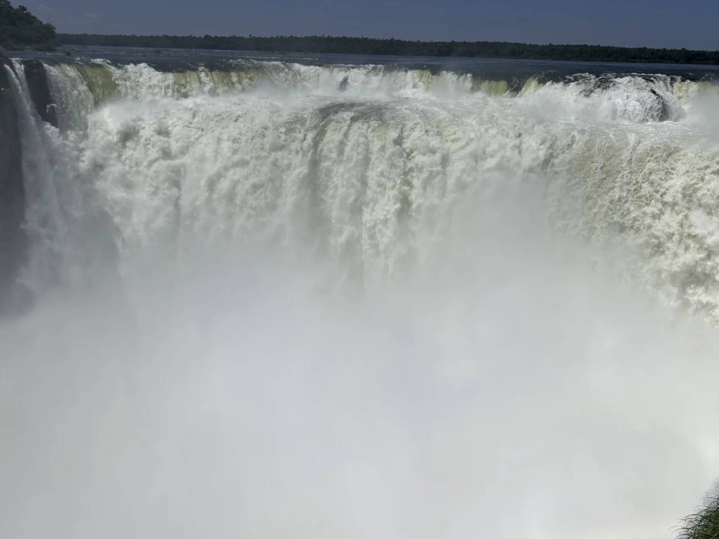 陸、水、空から体験するイグアスの滝:壮観な旅