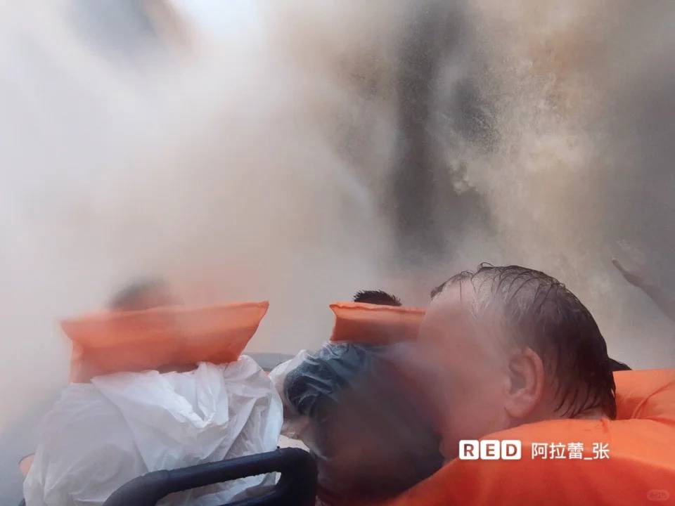 Experimente a Aventura Molhada das Cataratas do Iguaçu no Brasil Como um Viajante Local