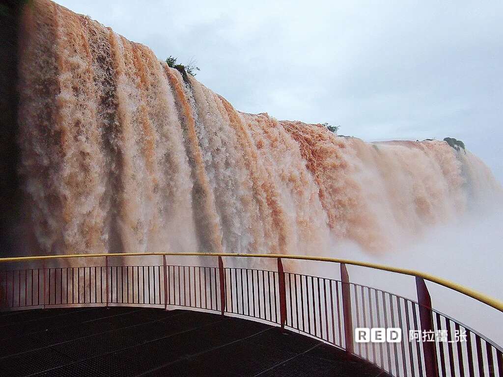 Experimente a Aventura Molhada das Cataratas do Iguaçu no Brasil Como um Viajante Local