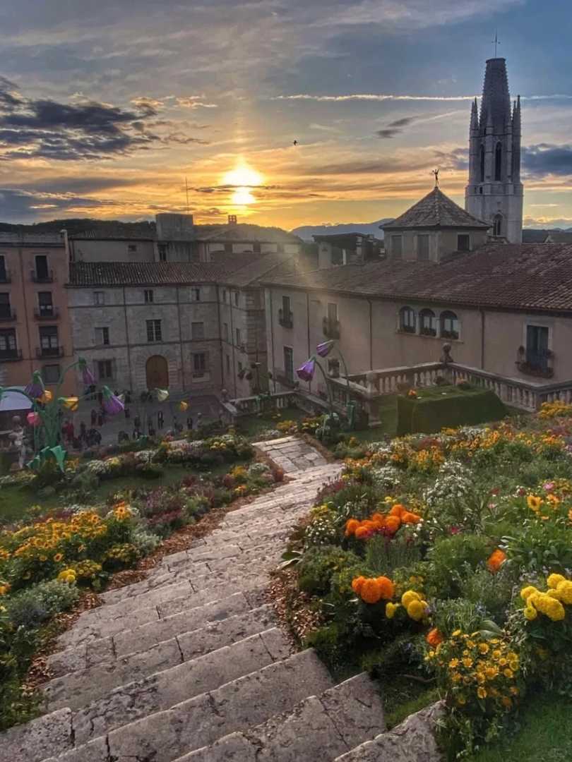 Erleben Sie den atemberaubenden Mai-Blumenfestival in nur einer Stunde von Barcelona entfernt