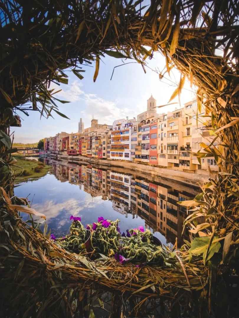 Erleben Sie den atemberaubenden Mai-Blumenfestival in nur einer Stunde von Barcelona entfernt